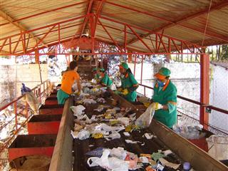 Coleta de lixo seletivo em Franca alimenta usina de reciclagem do Distrito (Foto: Prefeitura de Franca)